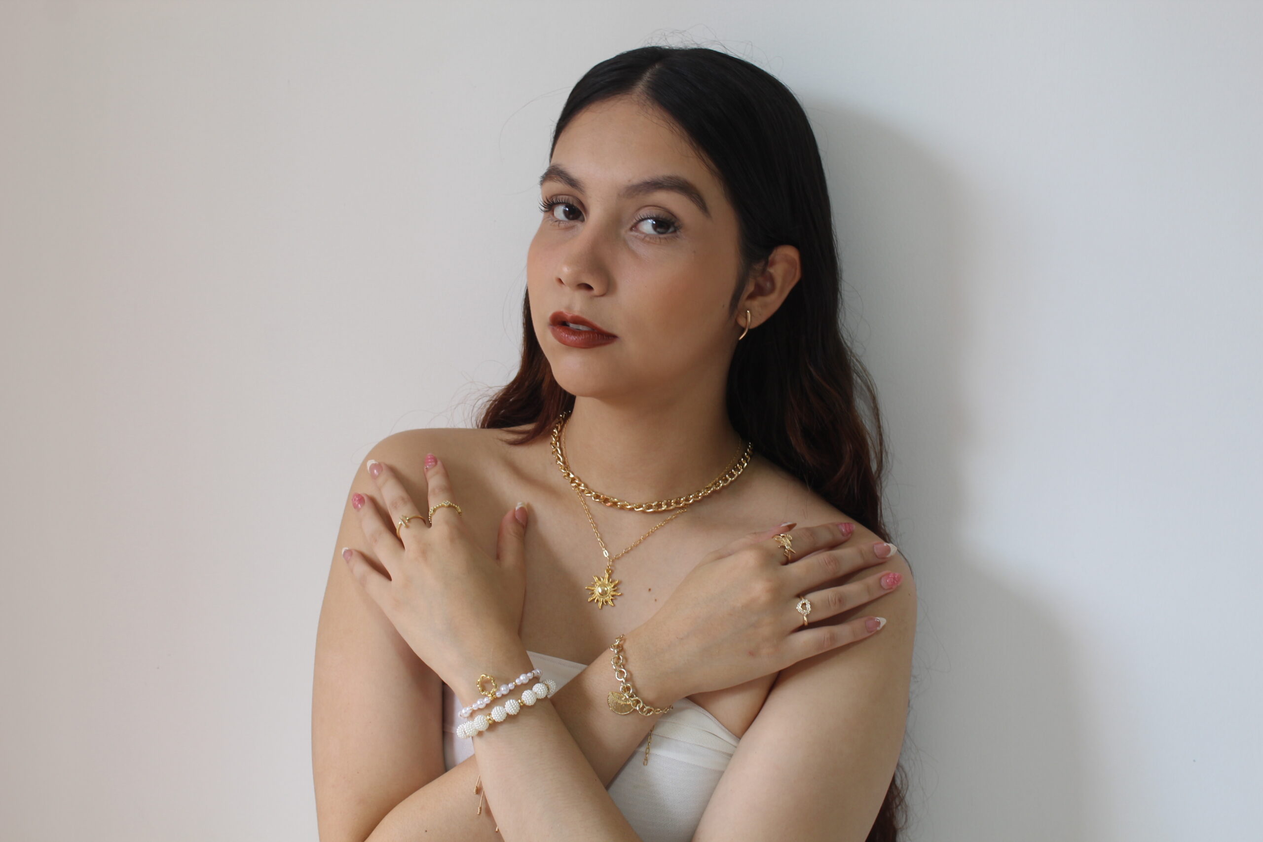 Todos los accesorios tanto collares, pulseras, anillos y aretes puestos en una hermosa mujer para verlos detalladamente 