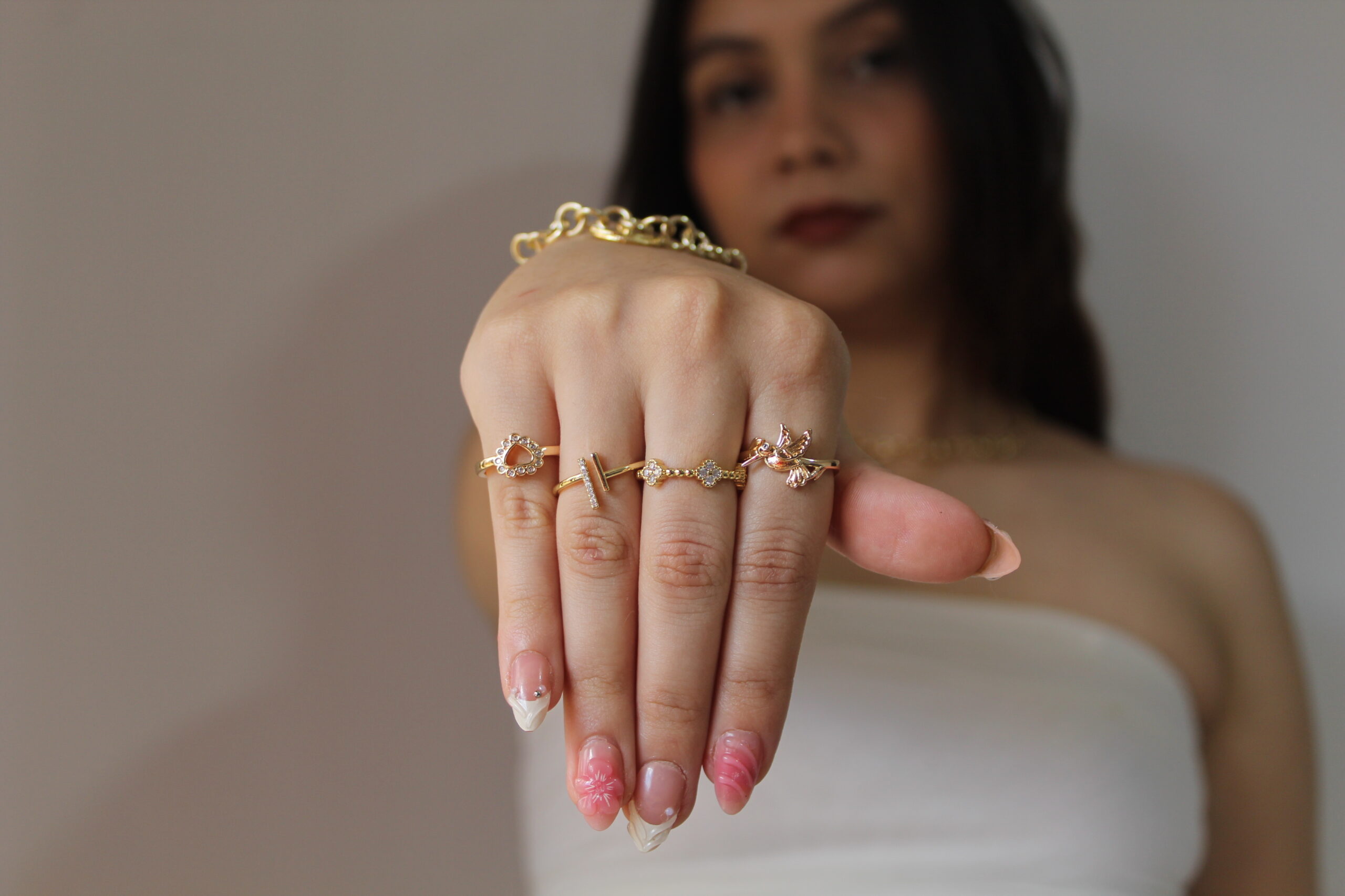 Demostración de los anillos vendidos por la marca Azurea