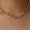 Cadena sencilla hecha en oro golfi expuesta en el cuello de una hermosa mujer