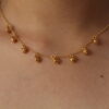 cadena_corazoncitos Cadena en forma de corazoncitos expuestas en el cuello de una hermosa mujer hechas en oro golfi