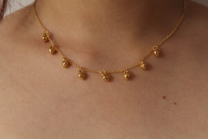 cadena_corazoncitos Cadena en forma de corazoncitos expuestas en el cuello de una hermosa mujer hechas en oro golfi