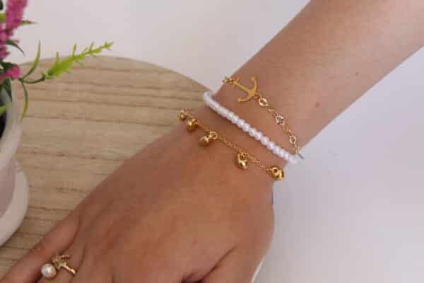 Pulseras para otoño hechas en oro golfi expuestas en la mano de una hermosa mujer