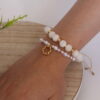 pulsera_perlas_brillantes Pulsera en forma de perlas echas en oro golfi expuestas en la mano de una hermosa mujer