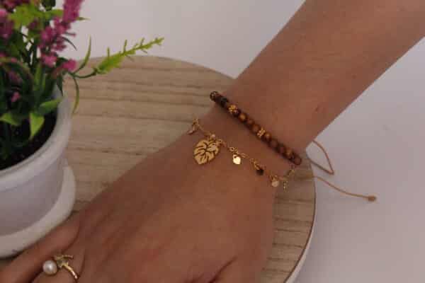 pulsera_ancla_mano Pulsera en forma de hoja la cual esta hecha en oro golfi expuestas en la mano de una hermosa mujer