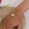 pulsera_conchita_de_mar_mano Pulsera de conchita de mar expuesta en una mano de una hermosa mujer hecha en oro golfi